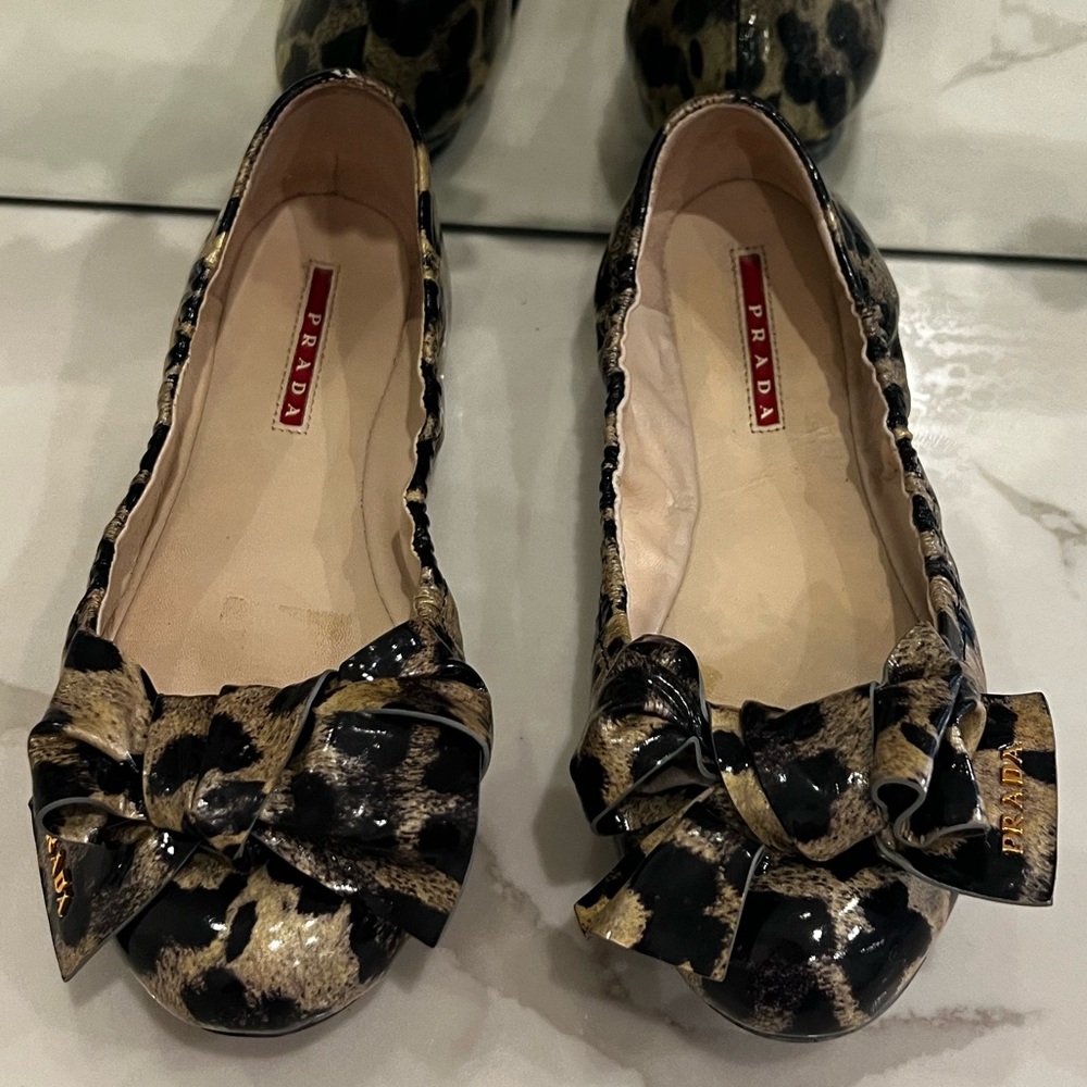 PRADA. AUTHENTIC.Barely worn. Size 37/7.